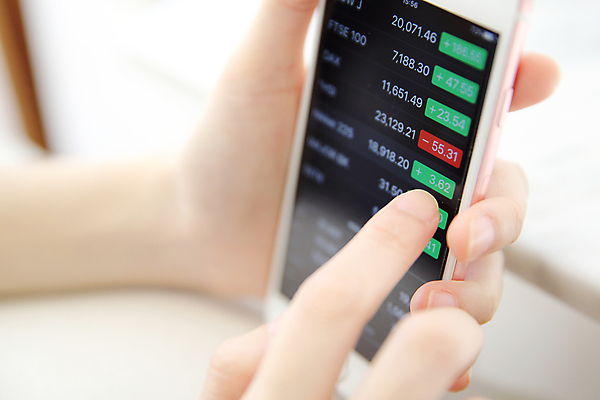 포토 JPG 해외이미지 손 들기 아웃포커스 신체부위 스마트폰 주식 분석 투자 해외포토 컨셉 비즈니스 모션 촬영기법 사람 금융 핸드폰 스마트기기 파일형식 이미지허브