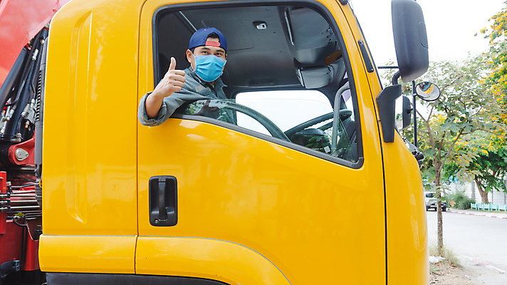 포토 JPG 해외이미지 남자 비즈니스 교통시설 자동차 태국 노동자 건강 가면 한명 안전 사람 동양인 건강관리 중국 고통 트럭 운전사 바이러스 닫기 보호 질병 감염 짐차 트레일러 그만 인플루엔자 전염병 캡모자 필터 코로나바이러스 해외포토 직업 모자_잡화 1 감정 아시아 육상교통 교통 컨셉 의학 모션 관리 인종 시설 파일형식 이미지허브