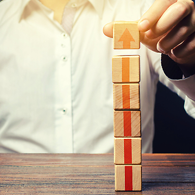 포토 JPG 해외이미지 손 남자 화살표 와이셔츠 비즈니스 한명 들기 상반신 성인 쌓기 여러개 블록 연결 성인남자한명만 해외포토 1 다수 셔츠 모션 사람 신체부위 남자한명만 성인남자만 파일형식 이미지허브