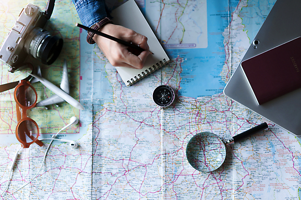 포토 JPG 해외이미지 손 안경 여행 지도 돋보기 실내 신체부위 하이앵글 카메라 기록 나침반 오브젝트 해외포토 잡화 뷰포인트 사람 내부 전자제품 파일형식 이미지허브