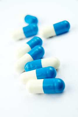 포토 JPG 해외이미지 스튜디오촬영 건강 병원 사람없음 파란색 알약 약 건강관리 고통 의사 흰색 긴급 약초 질병 구조원 약국 흰배경 멀리 고립 구조대 돌봄 약사 해외포토 직업 감정 컬러 백그라운드 의학 모션 실내 관리 의료진 풀_식물 구출 파일형식 이미지허브