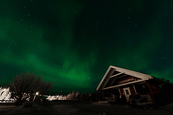 포토 JPG 해외이미지 나무 공원 실루엣 별 호수 백그라운드 겨울 창문 자연 하늘 전등 산 주택 핀란드 아이슬란드 풍경 사람없음 초록색 파란색 태양 노란색 우주 냉동 추위 소나무 야간 숲 북극 천문학 북쪽 전나무 오로라 스칸디나비아 현상 해외포토 자연요소 식물 계절 공공시설 교육 유럽 컬러 자연현상 조명 촬영기법 북유럽 건물 극지방 방향 생태계 파일형식 이미지허브