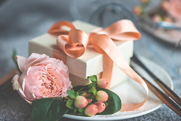 포토 JPG 해외이미지 식기 접시 리본 포크 근접촬영 사람없음 아웃포커스 선물상자 장미 나이프 꽃봉오리 샴페인잔 해외포토 꽃 뷰포인트 술잔 촬영기법 선물 상자 칼 파일형식 이미지허브