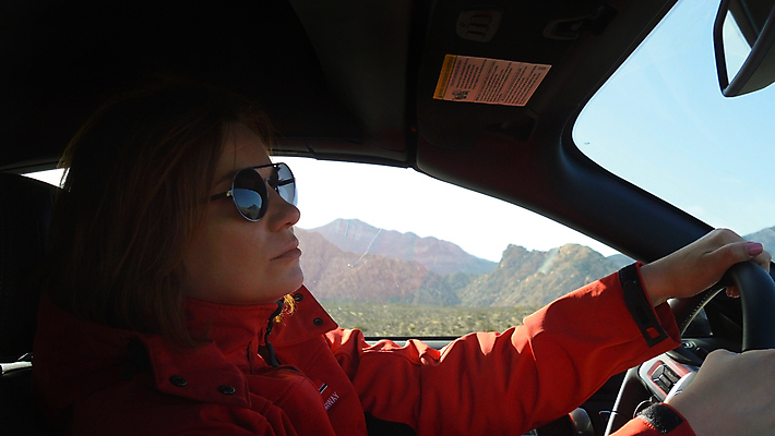 포토 JPG 해외이미지 백인 라이프스타일 응시 여자 도로 얼굴 여행 백그라운드 모션 자동차 성공 실내 한명 성인 빨간색 선글라스 미국 운전 자신감 운전사 시원함 집중 독립 심각 자동 스타일 해외포토 서양인 직업 1 시선 감정 안경 길 육상교통 컬러 컨셉 북아메리카 교통시설 사람 내부 생활 신체부위 파일형식 이미지허브