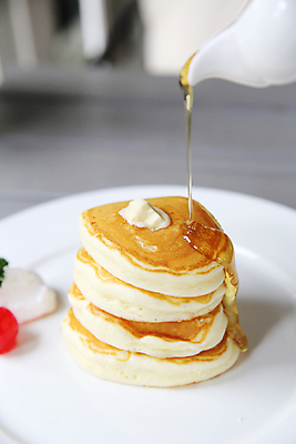 포토 JPG 해외이미지 접시 디저트 실내 사람없음 붓기 달콤 버터 꿀 팬케이크 수플레 시럽컵 해외포토 식기 음식 모션 내부 케이크 맛 파일형식 이미지허브