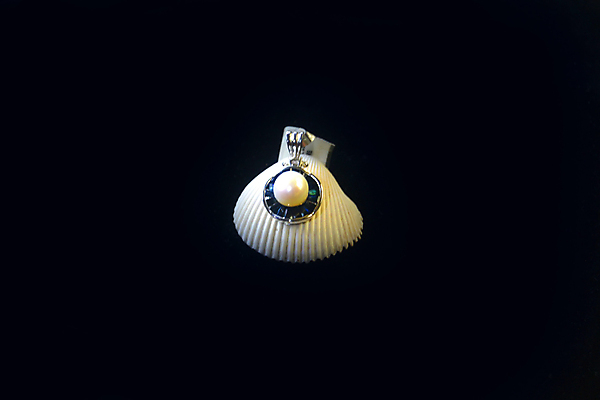 포토 JPG 해외이미지 디자인 결혼 백그라운드 목걸이 팔찌 선물 사람없음 빛 유행 귀걸이 바위 반지 화려 황금 고급 바게트 크리스탈 보석 수집 에메랄드 다이아몬드 보물 내추럴 고립 전용 핸드메이드 해외포토 빵 컨셉 장신구 이벤트 돌_바위 광석 파일형식이미지허브 