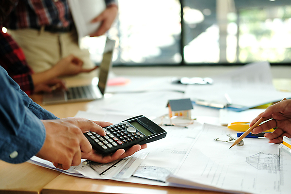 포토 JPG 해외이미지 직업 손 디자인 남자 종이 비즈니스 건축양식 부동산 주택 직장 안전 사람 여러명 내부 건물 컴퓨터 사무실 공책 작업 엔지니어 재산 계획 안전모 헬멧 토론 디자이너 책상 측정 그림 청사진 공학 리빙 진짜 프로젝트 해외포토 건축물 교육 건축 가구 다수 컨셉 회사 문구용품 신체부위 금융 전자제품 기술자 안전장비 보호장비 파일형식 이미지허브
