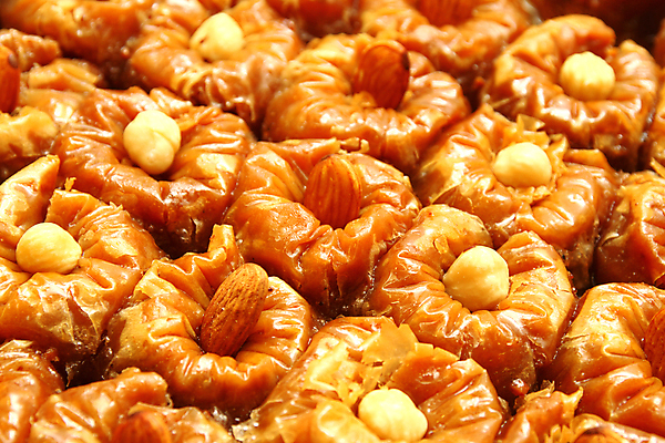 포토 JPG 해외이미지 접시 음식 디저트 사람없음 카페 빵집 황금 달콤 굽기 반죽 시럽 꿀 페스츄리 피스타치오 바클라바 개조 해외포토 식기 빵 상점 견과류 맛 구이 파일형식 이미지허브