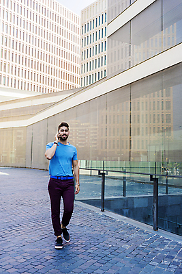 포토 JPG 해외이미지 직업 1 라이프스타일 손 남자 비즈니스 사업가 통신 성공 모바일 수염 거리 대화 한명 서기 사람 정장 성인 야외 건물 세로 스마트폰 핸드폰 사무실 유행 도시 업무 비즈니스맨 자신감 주머니 스마트 경영자 부름 경영 해외포토 건축물 옷 감정 컨셉 모션 말하기 생활 신체부위 전자제품 스마트기기 작업 직장인 리더 파일형식 이미지허브