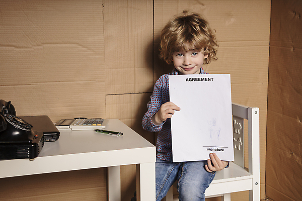 포토 JPG 해외이미지 응시 남자 행복 종이 어린이 비즈니스 한명 들기 앉기 소년 상반신 앞모습 상자 사무실 기쁨 업무 비즈니스맨 작음 경영자 문서 투자 보여주기 서명 경영 소년만 소년한명만 해외포토 1 시선 감정 뷰포인트 모션 사람 작업 직장인 크기 리더 남자만 남자한명만 어린이만 파일형식 이미지허브