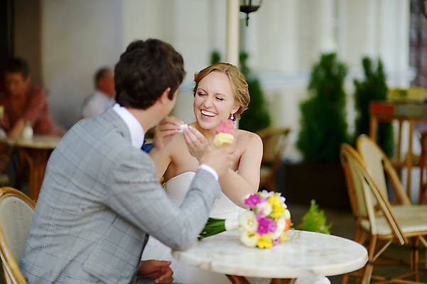 포토 JPG 해외이미지 백인 라이프스타일 커플 응시 드레스 여자 남자 꽃 행복 음식 결혼 2 의자 데이트 관계 탁자 결혼식 남편 아이스크림 디저트 앉기 성인 야외 두명 노란색 식당 카페 추위 흰색 축하 달콤 맛 떨어짐 먹기 원뿔 해외포토 도형 서양인 식물 시선 옷 감정 컬러 가구 컨셉 모션 사람 이벤트 생활 상점 파일형식 이미지허브