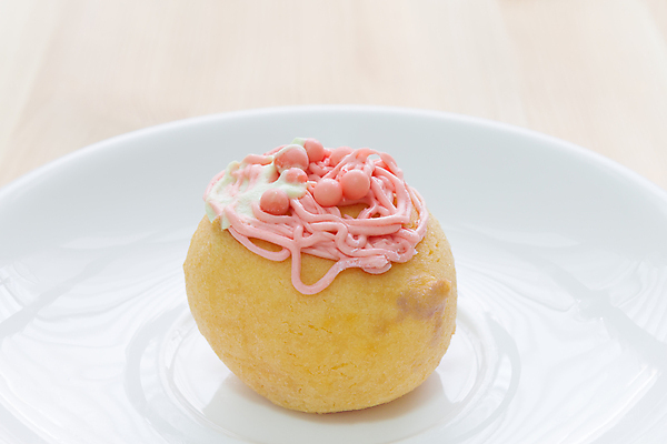 포토 JPG 해외이미지 접시 디저트 실내 사람없음 한개 달콤 나무탁자 프랑스음식 휘핑크림 에클레어 해외포토 1 식기 음식 탁자 서양음식 내부 맛 크림 휘핑 파일형식 이미지허브