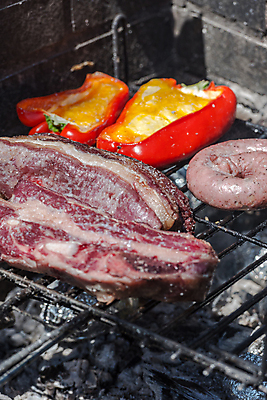 포토 JPG 해외이미지 전통 접시 문화 음식 불 육류 스테이크 요리 사람없음 주방 요리사 식사 저녁식사 미국 소고기 신선 뜨거움 원형 소 소시지 중앙 그릴 바비큐 굽기 먹기 유기농 바비큐립 남쪽 토막 아르헨티나 점심식사 등심 석탄 여신 해외포토 자연요소 도형 직업 식기 웰빙 북아메리카 식재료 포유류 모션 주방용품 서양음식 남아메리카 가공식품 구이 방향 파일형식 이미지허브