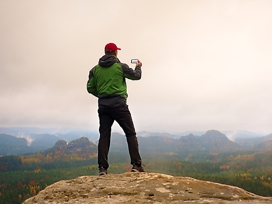 포토 JPG 해외이미지 실루엣 스포츠 여행 바지 자국 하늘 아침 그림자 한명 사람 소년 스마트폰 사진촬영 하이킹 추위 안개 재판 산봉우리 깊이 순간 해외포토 주간 1 남자 어린이 하의 레저 날씨 산 촬영기법 핸드폰 스마트기기 촬영 봉우리 법 파일형식 이미지허브