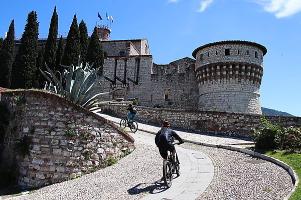 포토 JPG 해외이미지 백인 여자 유럽 도로 스포츠 여행 운동화 밭 자국 거리 건강 사람 사람없음 야외 달리기 조깅 운동 뷰티 여행객 계단 탑 자전거 이탈리아 장비 역사 소프트포커스 연습 노력 마라톤 오르막 달리기선수 옛날 해외포토 서양인 건축물 나라 길 신발 농업 교통시설 모션 촬영기법 경기 바이크 육상스포츠 육상선수 파일형식 이미지허브