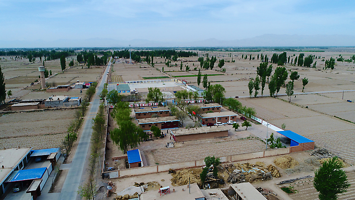 포토 JPG 해외이미지 나무 도로 여행 농업 건축양식 학교 자연 하늘 거리 건조 안테나 풍경 사람없음 야외 건물 초록색 농장 농경지 갈색 마을 환경 정원 중국 회색 시골 도시 정상 가난 먼지 진흙 내추럴 개발 드론 땅바닥 옛날 해외포토 식물 건축물 교육 건축 산업 아시아 길 컬러 컨셉 통신 교통시설 바닥 생태계 파일형식 이미지허브