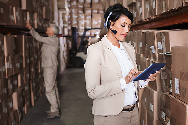 포토 JPG 해외이미지 전신 백인 여자 남자 40대 중년 50대 실내 서기 들기 정장 상반신 두명 옆모습 아웃포커스 상자 태블릿 헤드폰 비즈니스우먼 물류창고 중년만 해외포토 서양인 옷 뷰포인트 음향기기 비즈니스 모션 촬영기법 사람 성인 내부 전자제품 스마트기기 직장인 창고 성인만 파일형식 이미지허브