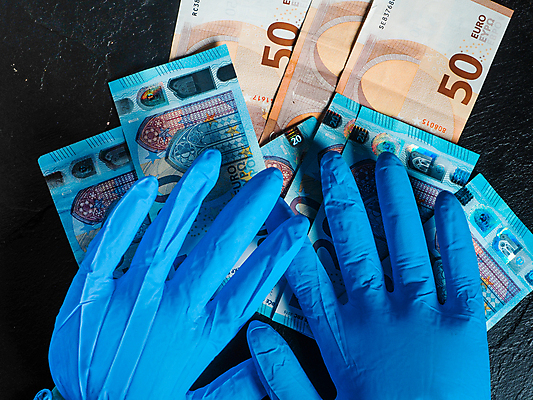 포토 JPG 해외이미지 손 유럽 장갑 돈 손가락 독일 건강 가면 사람없음 금융 경제 파란색 달러 동전 미국 이탈리아 금지 유로 프랑스 시장 질병 자르기 잠금 대출 빚 라텍스 예산 우울증 위기 유럽연합 자금 제어 유대감 해외포토 잡화 나라 컬러 북아메리카 의학 모션 신체부위 재산 보안 파일형식 이미지허브