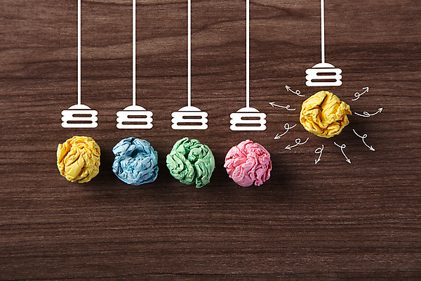 포토 JPG 해외이미지 화살표 새로움 아이디어 실내 사람없음 빛 오브젝트 일렬 전구모양 종이뭉치 나무배경 해외포토 모양 종이 백그라운드 컨셉 전구 내부 뭉치 파일형식 이미지허브