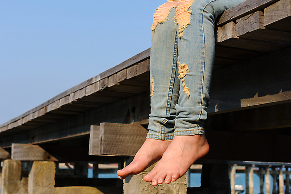 포토 JPG 해외이미지 여자 파도 바다 자연 하늘 휴식 사람 앉기 성인 사람없음 야외 목재 물 여름 파란색 유행 청바지 닫기 널 편안함 장면 내추럴 수목 해외포토 자연요소 나무 계절 컬러 컨셉 재료 바지 모션 감각 생태계 파일형식 이미지허브