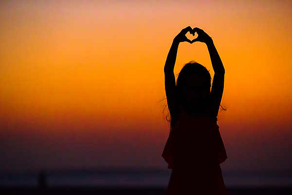포토 JPG 해외이미지 백인 여자 행복 실루엣 어린이 하늘 사랑 한명 상반신 야외 뒷모습 햇빛 주황색 일몰 기쁨 하트 그라데이션 손하트 소녀한명만 해외포토 모양 서양인 1 감정 뷰포인트 컬러 촬영기법 사람 손짓 태양 노을 여자한명만 소녀만 파일형식 이미지허브
