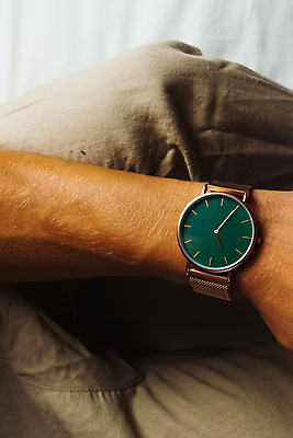 포토 JPG 해외이미지 모양 모델 손 커피 백그라운드 컨셉 성공 관리 한명 세트 숫자 반사 노란색 금속 기계 수확 흰색 잡기 시간 원형 황금 손목 손목시계 상업 바쁨 심플 공포 고정 다이얼 약혼 라일락 내추럴 순간 초시계 카운트다운 미니멀리스트 해외포토 도형 문자 1 꽃 음료 시계 컬러 결혼 농업 장신구 모션 재질 사람 신체부위 약속 파일형식 이미지허브