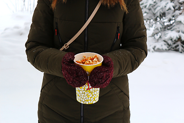 포토 JPG 해외이미지 손 커플 공원 꽃 행복 음식 백그라운드 겨울 비즈니스 가족 거리 패스트푸드 사랑 서기 미소 사람 정장 사람없음 빨간색 노란색 산책 재킷 흰색 잡기 비즈니스맨 양동이 팝콘 고립 성인여자만 손모아장갑 해외포토 식물 옷 계절 공공시설 남자 감정 컬러 장갑 관계 모션 휴식 표정 신체부위 외투 직장인 인스턴트 여자만 성인만 파일형식 이미지허브