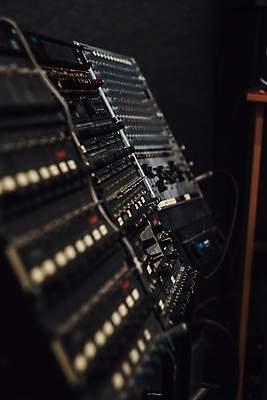 포토 JPG 해외이미지 직업 음악 노래 버튼 사람없음 전자제품 디지털 검은색 화목 소리 콘서트 음악가 듣기 장비 도구 바 엔지니어 역 볼륨 믹서 라디오 전자 오디오 아날로그 스테레오 목소리 위로 관리자 뮤지컬 보컬 섞기 작곡가 제어 채널 팝 해외포토 컬러 컨셉 교통시설 모션 문화예술 공연 기술자 파일형식 이미지허브