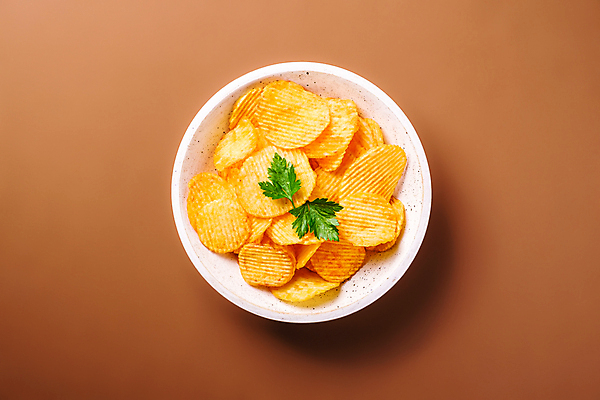 포토 JPG 해외이미지 그릇 실내 사람없음 하이앵글 담기 감자칩 갈색배경 해외포토 식기 뷰포인트 백그라운드 모션 내부 갈색 과자 칩_음식 파일형식 이미지허브