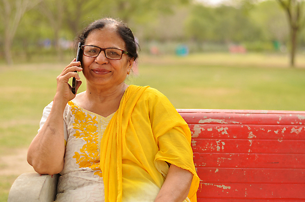 포토 JPG 해외이미지 1 라이프스타일 여자 행복 얼굴 백그라운드 컨셉 자연 엄마 모바일 휴가 휴식 세포 따뜻함 한명 미소 사람 성인 야외 초록색 여름 스마트폰 핸드폰 햇빛 뷰티 노란색 표현 우아함 소프트포커스 시민 땅바닥 블러 옛날 채팅 해외포토 계절 감정 컬러 가족 바닥 촬영기법 표정 생활 신체부위 전자제품 스마트기기 태양 생태계 국민 파일형식 이미지허브