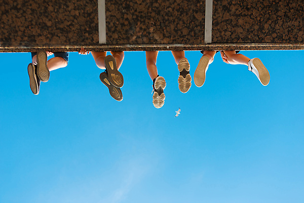 포토 JPG 해외이미지 주간 라이프스타일 백그라운드 신체 회사 부분 발 자연 하늘 지붕 휴가 휴식 바닥 매달리기 사람 앉기 소년 사람없음 우정 발코니 그룹 정상 휴양지 양발 해외포토 자연요소 남자 어린이 컨셉 비즈니스 모션 생활 신체부위 친구 장소 생태계 파일형식 이미지허브