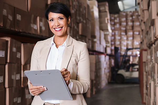 포토 JPG 해외이미지 응시 여자 40대 중년 실내 한명 들기 정장 상반신 앞모습 상자 비즈니스우먼 물류창고 서류판 중년여자한명만 해외포토 1 시선 옷 뷰포인트 비즈니스 모션 사람 성인 내부 사무용품 직장인 창고 여자한명만 중년여자만 파일형식 이미지허브