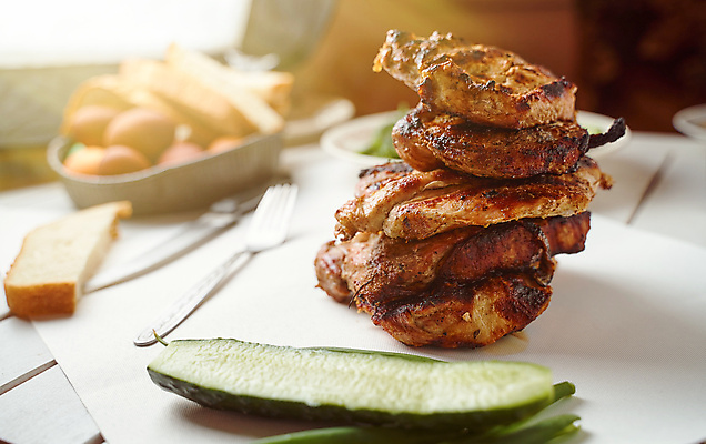 포토 JPG 해외이미지 조각 채소 쟁반 육류 스테이크 요리 비프스테이크 사람없음 빨간색 금속 검은색 식사 어둠 소고기 그릴 자르기 굽기 먹기 향신료 어깨 메뉴 준비 대리석 머리위 위치 양고기 등심 석판 해외포토 컬러 식재료 재료 모션 재질 주방용품 서양음식 신체부위 구이 향미료 파일형식 이미지허브