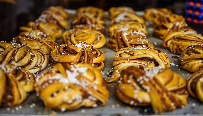 포토 JPG 해외이미지 전통 음식 백그라운드 디저트 사람없음 갈색 케이크 빵집 소용돌이 흰색 대접 신선 뜨거움 달콤 맛 아침식사 설탕 굽기 반죽 브런치 롤 번 시나몬 어려움 페스츄리 핸드메이드 시나몬롤 해외포토 빵 컬러 컨셉 상점 식사 회오리 구이 파일형식 이미지허브