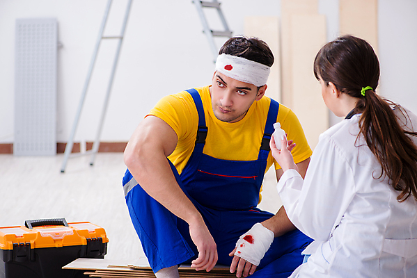 포토 JPG 해외이미지 여자 남자 노동자 실내 들기 앉기 상반신 성인 두명 앞모습 뒷모습 치료 환자 의사 응급치료 성인만 해외포토 직업 뷰포인트 의학 모션 사람 내부 의료진 파일형식 이미지허브