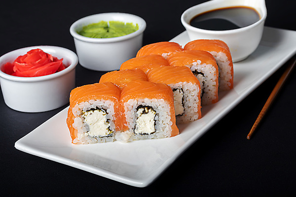 포토 JPG 해외이미지 접시 검은배경 실내 사람없음 초밥 고추냉이 간장 종지 나무젓가락 롤스시 생강초절임 연어회 일본음식 해외포토 그릇 식기 음식 백그라운드 젓가락 내부 검은색 생선회 양념 연어 절임 파일형식 이미지허브