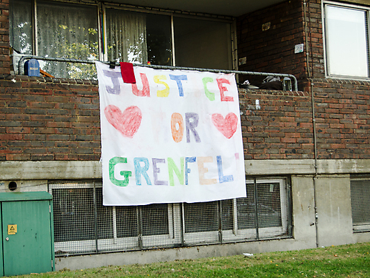 포토 JPG 해외이미지 배너 캠페인 불 아파트 주택 이벤트 잔디 사람없음 가로 탑 발코니 분노 죽음 플랫 런던 손그림 재앙 해외포토 자연요소 식물 건축물 감정 영국 건물 파일형식 이미지허브