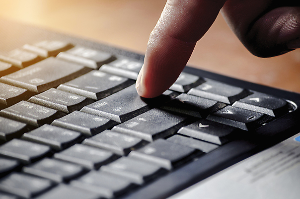 포토 JPG 해외이미지 손 백그라운드 컨셉 인터넷 비즈니스 통신 손가락 열쇠 아이디어 사람 사람없음 노트북 컴퓨터 사무실 디지털 검은색 공책 자료 터치 과학기술 가리킴 키보드 기록 업무 비즈니스맨 선택 연결 편지 책상 시작 언론 시스템 온라인 입력 지문 키패드 하드웨어 해외포토 남자 컬러 가구 문구용품 기술 손짓 신체부위 전자제품 작업 직장인 파일형식 이미지허브