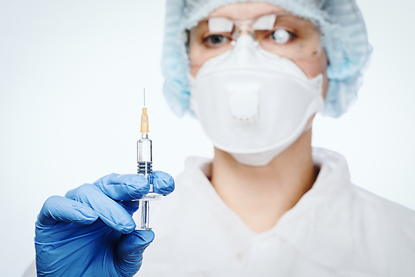 포토 JPG 해외이미지 손 고글 병원 주사기 마스크 한명 들기 사람 정장 의사 잡기 환경오염 보호 생명공학 전염 주사약 백신 복용 예방접종 예방주사 전염병 코로나바이러스 해외포토 1 옷 컨셉 의학 의료기기 모션 신체부위 약 의료진 바이러스 질병 예방 감염 접종 파일형식 이미지허브