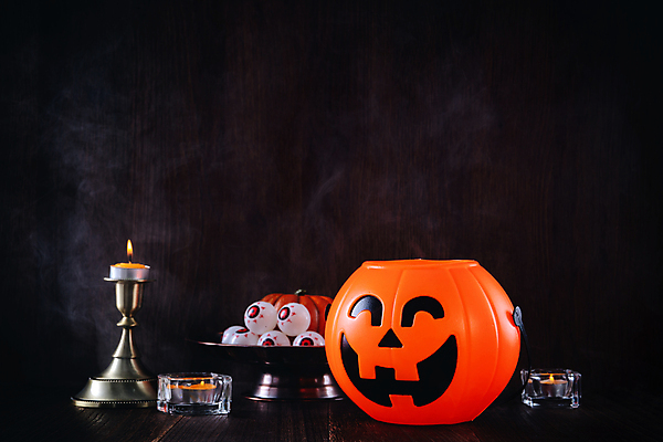 포토 JPG 해외이미지 디자인 백그라운드 컨셉 촛불 탁자 검은배경 사람없음 장식 파티 축제 어둠 할로윈 가을 눈동자 오브젝트 촛대 호러 해외포토 계절 가구 초 이벤트 검은색 눈_신체부위 공포 파일형식 이미지허브