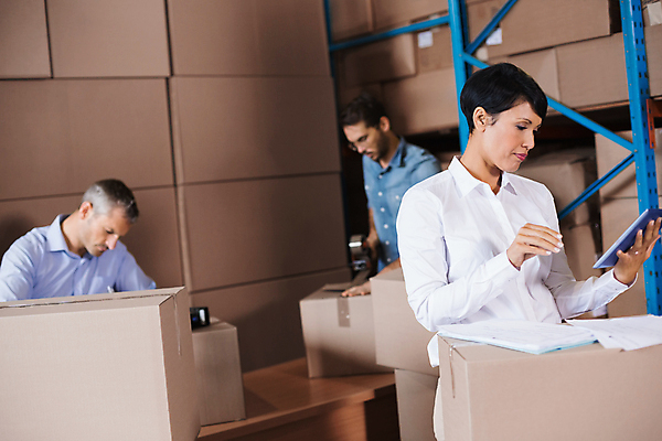 포토 JPG 해외이미지 백인 여자 남자 40대 중년 포장 실내 들기 상반신 20대 성인 옆모습 세명 30대 상자 작업 비즈니스우먼 집중 물류창고 해외포토 서양인 뷰포인트 컨셉 비즈니스 모션 사람 청년 내부 장년 직장인 창고 파일형식 이미지허브