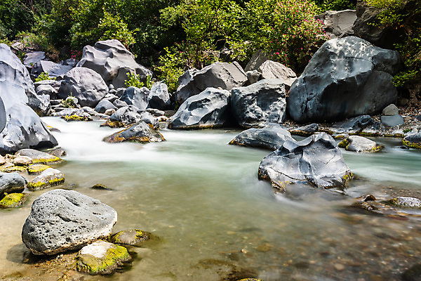 포토 JPG 해외이미지 나무 공원 여행 모션 자연 산 풍경 사람없음 초록색 물 여름 강 환경 골짜기 계곡 이탈리아 폭포 흐름 가을 바위 흰색 개울 지중해 속도 부식 화산 좁은 장노출 용암 내추럴 지질 지질학 터키석 현무암 해외포토 자연요소 식물 계절 공공시설 교육 유럽 바다 컬러 컨셉 촬영기법 돌_바위 보석 생태계 화산암 파일형식 이미지허브