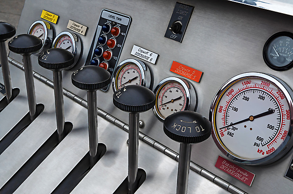 포토 JPG 해외이미지 전등 기술 손잡이 안전 사람없음 빨간색 물 라벨 금속 기계 장비 긴급 도움 판넬 구출 위험 소방관 구조원 서비스 다이얼 짐차 엔진 소화전 펌프 게이지 복잡 압력 인터페이스 제어 조종장치 세련 해외포토 자연요소 직업 컬러 컨셉 자동차 재질 조명 프레임 안전장비 소방 파일형식 이미지허브