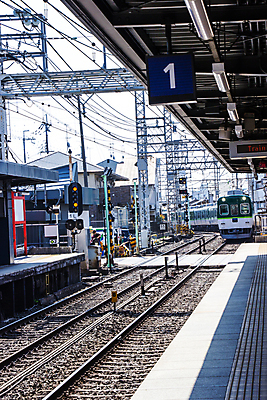 포토 JPG 해외이미지 아시아 선 여행 백그라운드 비즈니스 교통시설 사람 풍경 사람없음 야외 빨간색 초록색 파란색 일본 기차 수확 도시 기다림 전철 역 철 속도 지역 방문 일반 단상 교토 방법 사당 선로 옛날 오사카 해외포토 나라 육상교통 컬러 교통 농업 모션 대중교통 시설 파일형식 이미지허브