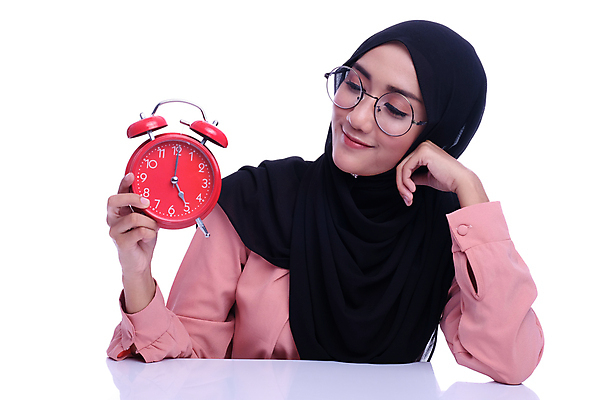 포토 JPG 해외이미지 직업 라이프스타일 응시 감정 종교 시계 손가락 아이디어 한명 손짓 20대 성인 가로 경제 숫자 보라색 기쁨 가리킴 표현 시간 비즈니스우먼 자신감 입 중앙 이슬람교 자르기 긍정 보여주기 히스패닉 경영 고립 관리자 마감 아랍어 카운트다운 해외포토 문자 1 손 시선 여자 컬러 컨셉 비즈니스 모션 사람 청년 생활 신체부위 직장인 파일형식 이미지허브