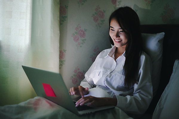 포토 JPG 해외이미지 커플 응시 행복 안경 음악 인터넷 호텔 모바일 주택 세포 한명 사람 동양인 노트북 빛 스마트폰 핸드폰 컴퓨터 독서 공책 어둠 침실 방 듣기 침대 잠 업무 고독 야간 저녁 연결 손목시계 영화 부름 온라인 거짓말 소셜 취침시간 중독자 해외포토 자연요소 1 시선 잡화 감정 시계 가구 장신구 관계 모션 숙소 문화예술 문구용품 인종 건물 전자제품 스마트기기 작업 파일형식 이미지허브