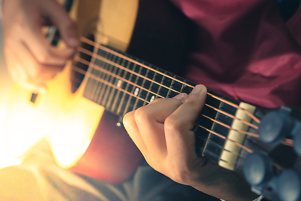 포토 JPG 해외이미지 백인 라이프스타일 손 남자 줄 음악 백그라운드 노래 손가락 놀이 실내 관리 사람 앉기 취미 사람없음 가로 검은색 소리 콘서트 공연 연주자 음악가 기구 기타 악단 클래식 클럽 예술가 기타리스트 재즈 뮤지컬 팝 플레이어 생존 해외포토 서양인 직업 컬러 컨셉 모션 현악기 문화예술 이벤트 내부 생활 신체부위 파일형식 이미지허브