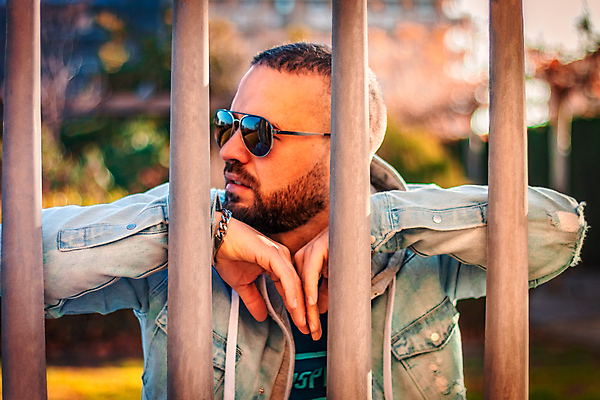 포토 JPG 해외이미지 백인 모델 라이프스타일 응시 옷 계절 공원 남자 행복 얼굴 스포츠 포즈 백그라운드 모션 휴식 거리 건강 한명 사람 앉기 성인 야외 운동 뷰티 유행 코트 가을 흰색 도시 내추럴 스타일 해외포토 서양인 1 시선 공공시설 감정 컬러 컨셉 생활 신체부위 외투 파일형식 이미지허브