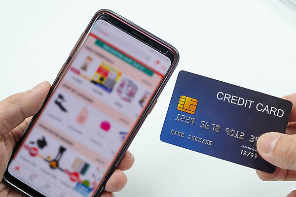 포토 JPG 해외이미지 라이프스타일 손 백그라운드 컨셉 돈 인터넷 비즈니스 통신 모바일 사람 사람없음 금융 스마트폰 핸드폰 쇼핑 컴퓨터 알약 상점 스크린 정보 잡기 신용카드 지갑 구매 스마트 상업 전자 결제 온라인 전자상거래 해외포토 모션 생활 신체부위 경제 전자제품 스마트기기 약 재산 파일형식 이미지허브