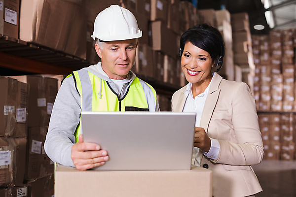 포토 JPG 해외이미지 백인 여자 남자 40대 중년 50대 노동자 실내 정장 상반신 두명 앞모습 노트북 상자 잡기 비즈니스우먼 안전모 확인 물류창고 중년만 해외포토 서양인 직업 옷 뷰포인트 비즈니스 모션 사람 성인 내부 전자제품 직장인 헬멧 안전장비 창고 성인만 파일형식 이미지허브